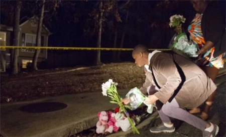 colocan flores en la escena del macabro crimen Tiroteo en Georgia causa cinco muertos, entre ellos niños
